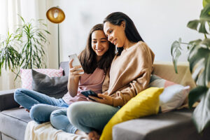Mom and teen talk sit on couch and talk about Ohio Center for Adolescent Wellness 